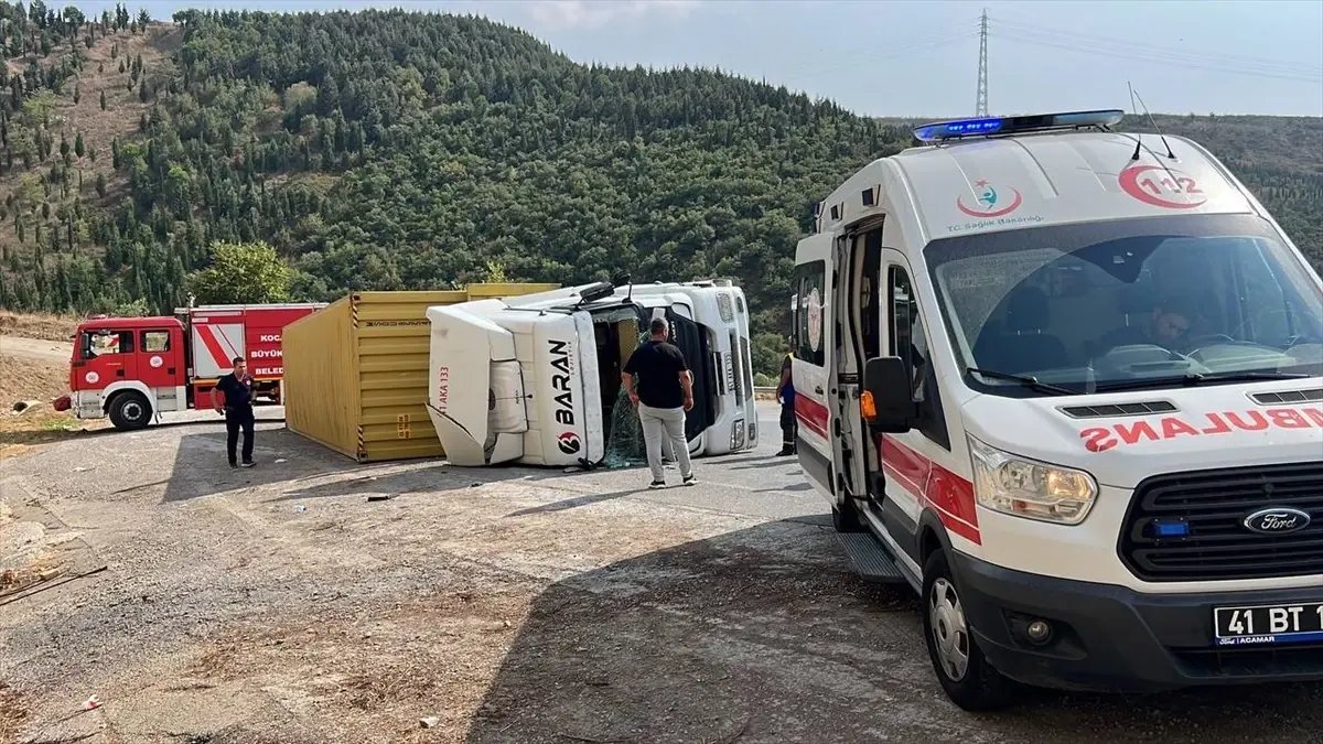 Gebze'de devrilen tırın sürücüsü hastaneye kaldırıldı