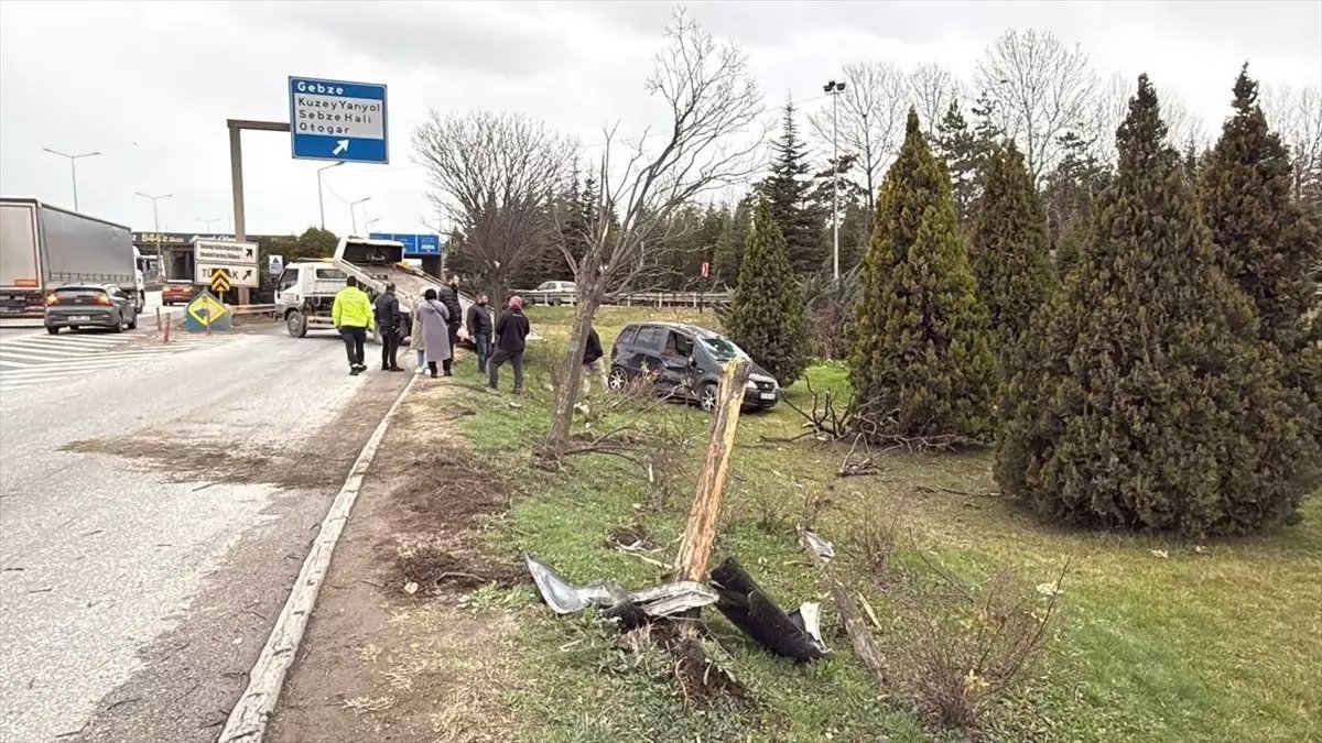 Gebze'de Kontrolden Çıkan Otomobil Devrildi