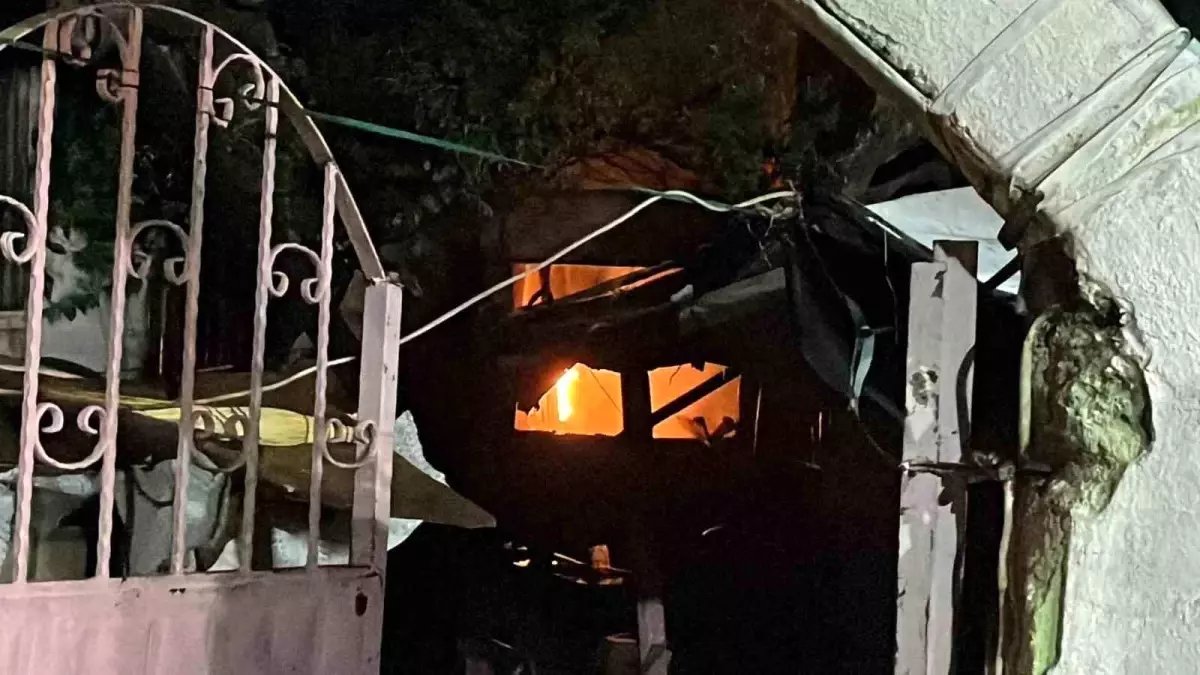 Gebze'de Müstakil Evde Çıkan Yangın Bitişiğindeki 2 Eve Sıçradı