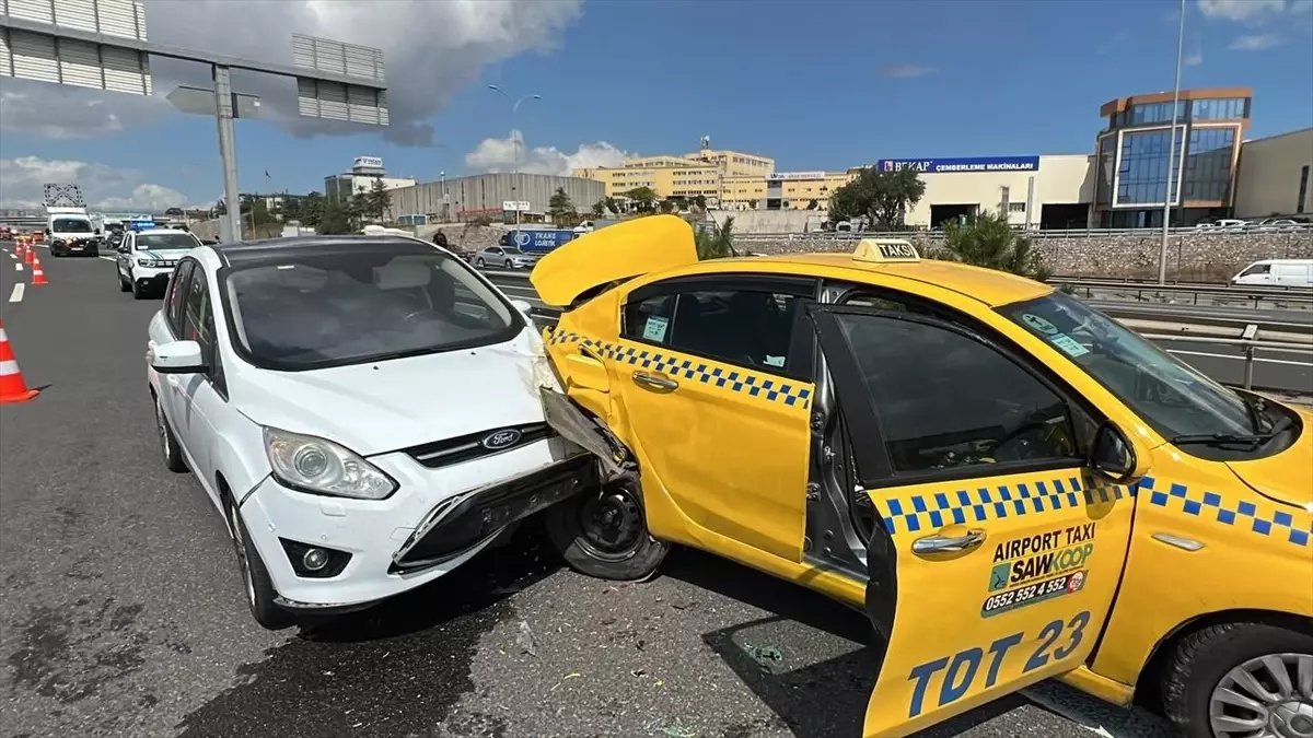 Gebze'de otomobille çarpışan taksideki 2 kişi yaralandı