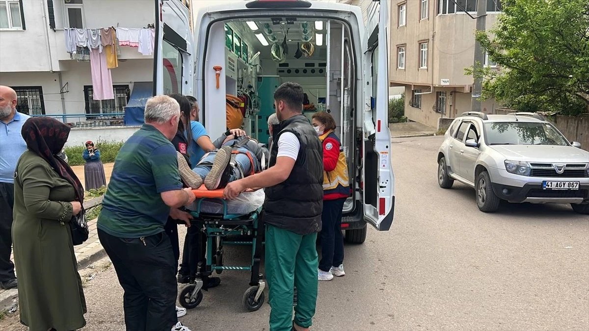 Gebze'de servis minibüsü ile otomobil çarpıştı, sürücü yaralandı
