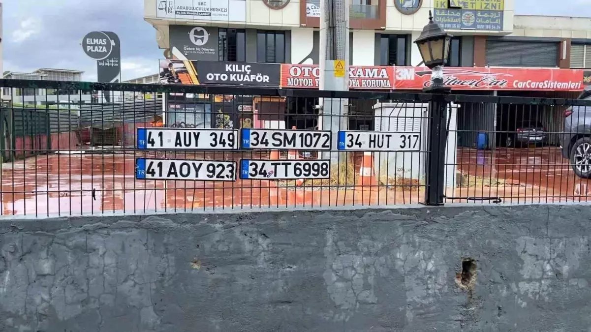 Gebze'de Şiddetli Yağış: Sularda Kalan Plakalar Tellere Asıldı