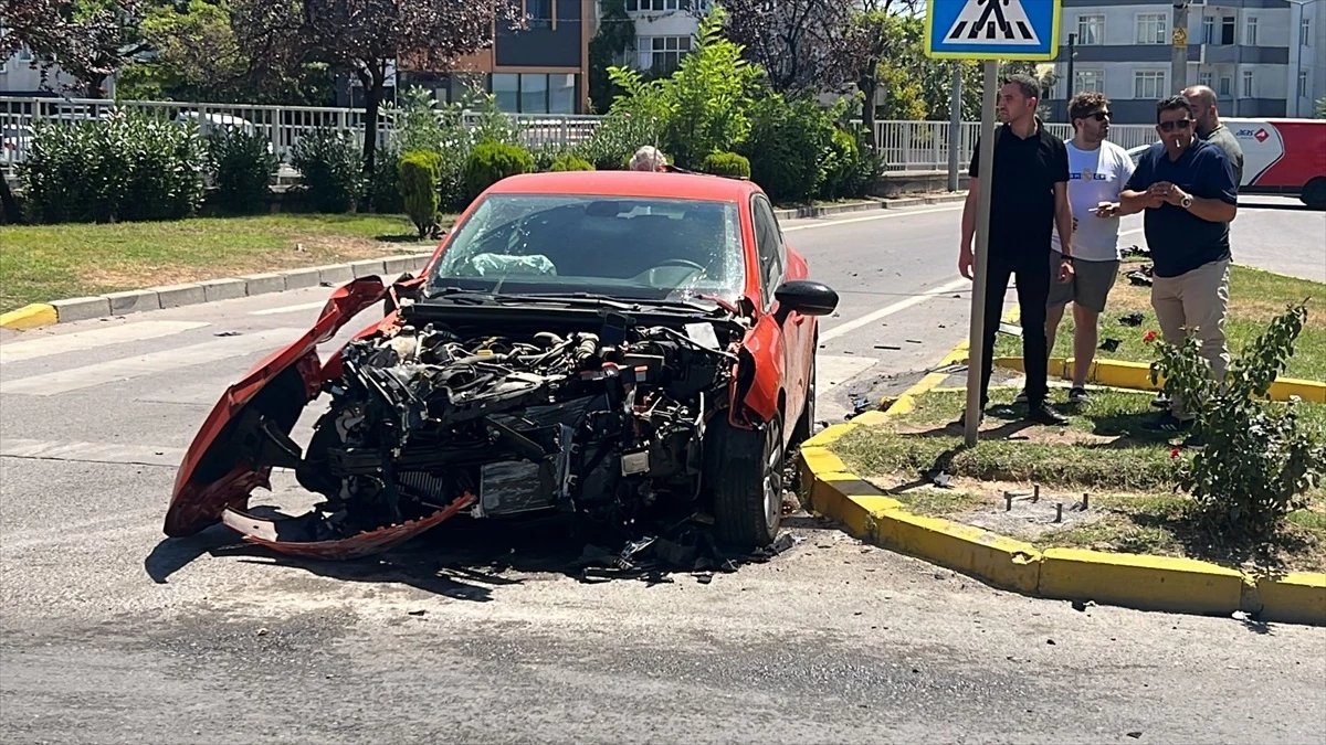 Gebze'de tıra çarpan otomobilin sürücüsü yaralandı