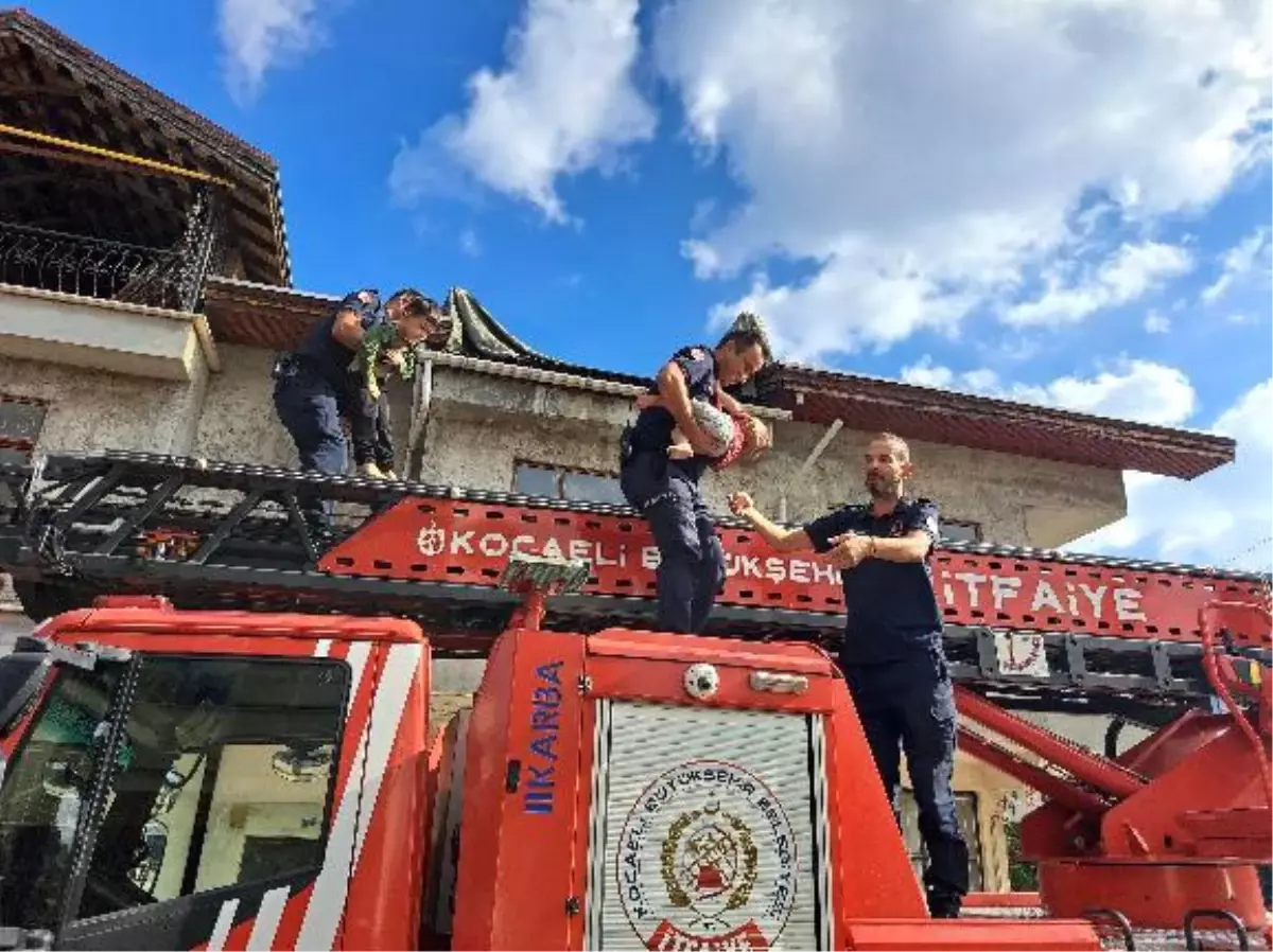 Gölcük'te çıkan yangında mahsur kalan aile itfaiye tarafından kurtarıldı