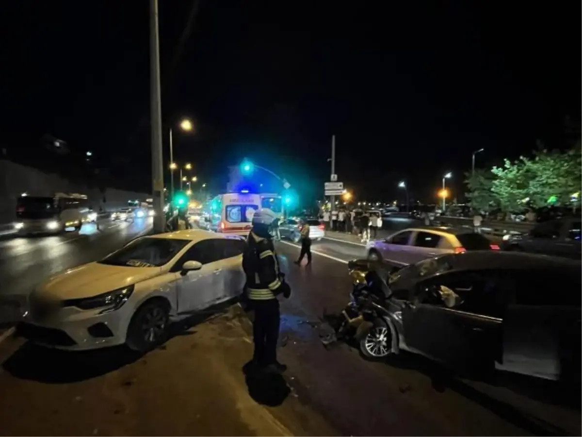 Gölcük'te Zincirleme Trafik Kazası: 3 Yaralı