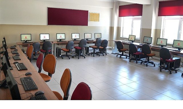 İETT'nin gençlere teknoloji desteği sürüyor.