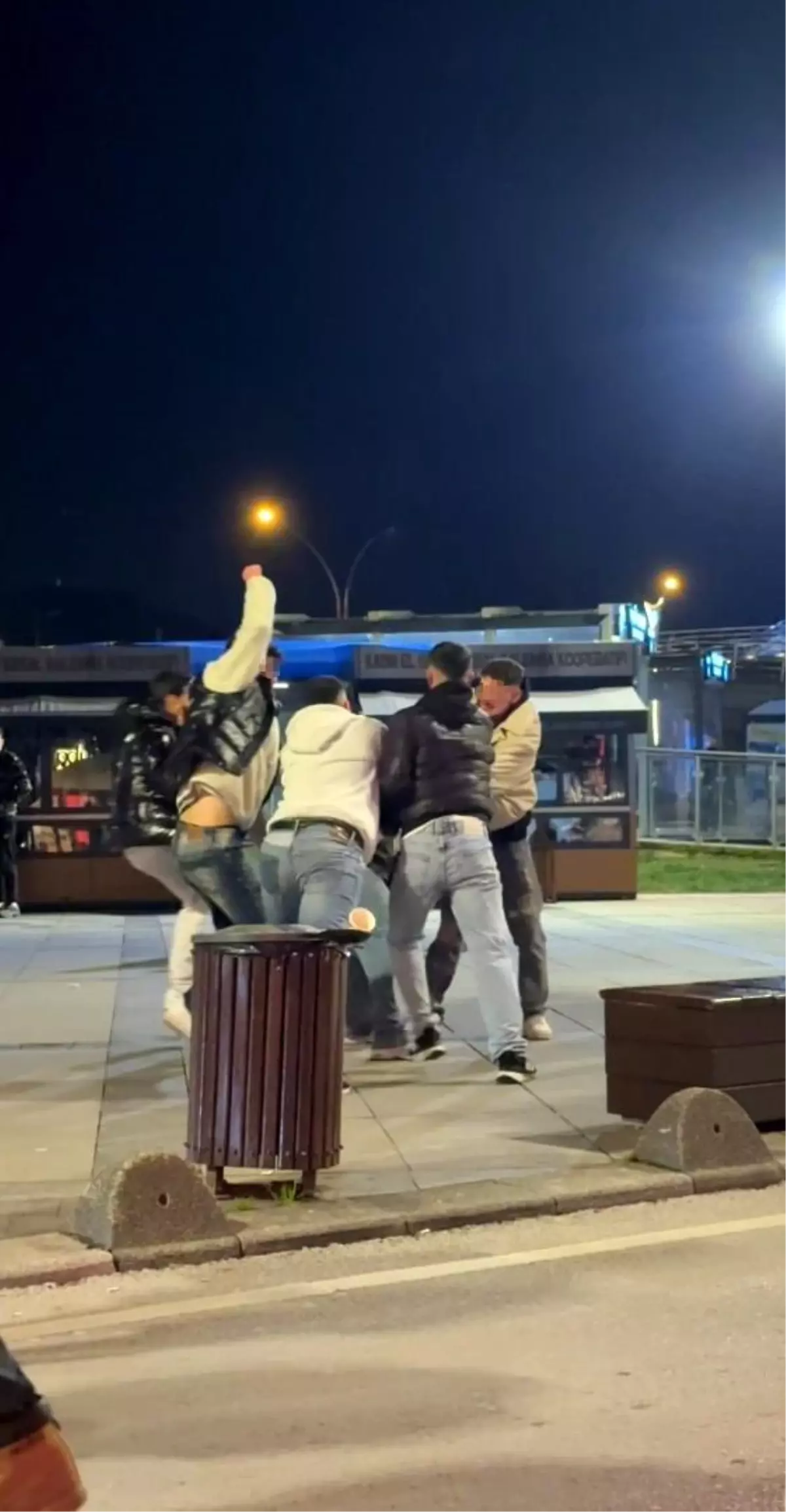 İzmit'te 5 Kişinin Saldırısı Kamerada
