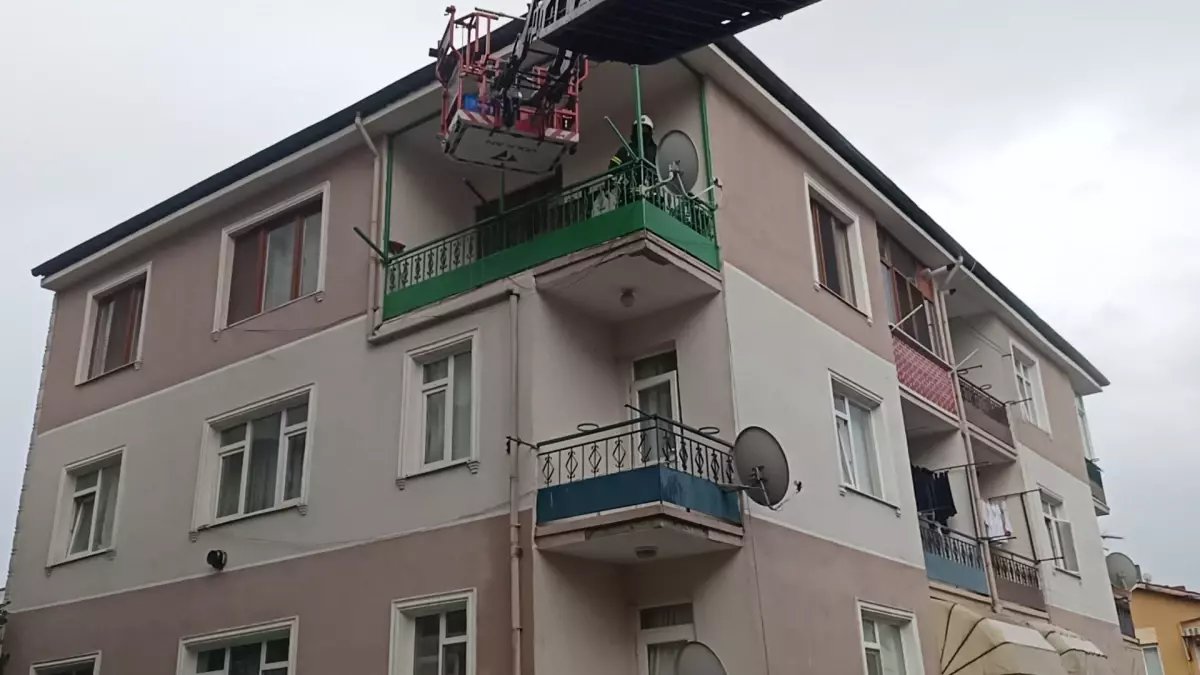 İzmit'te Apartmanda Yangın: İki Kişi Kurtarıldı