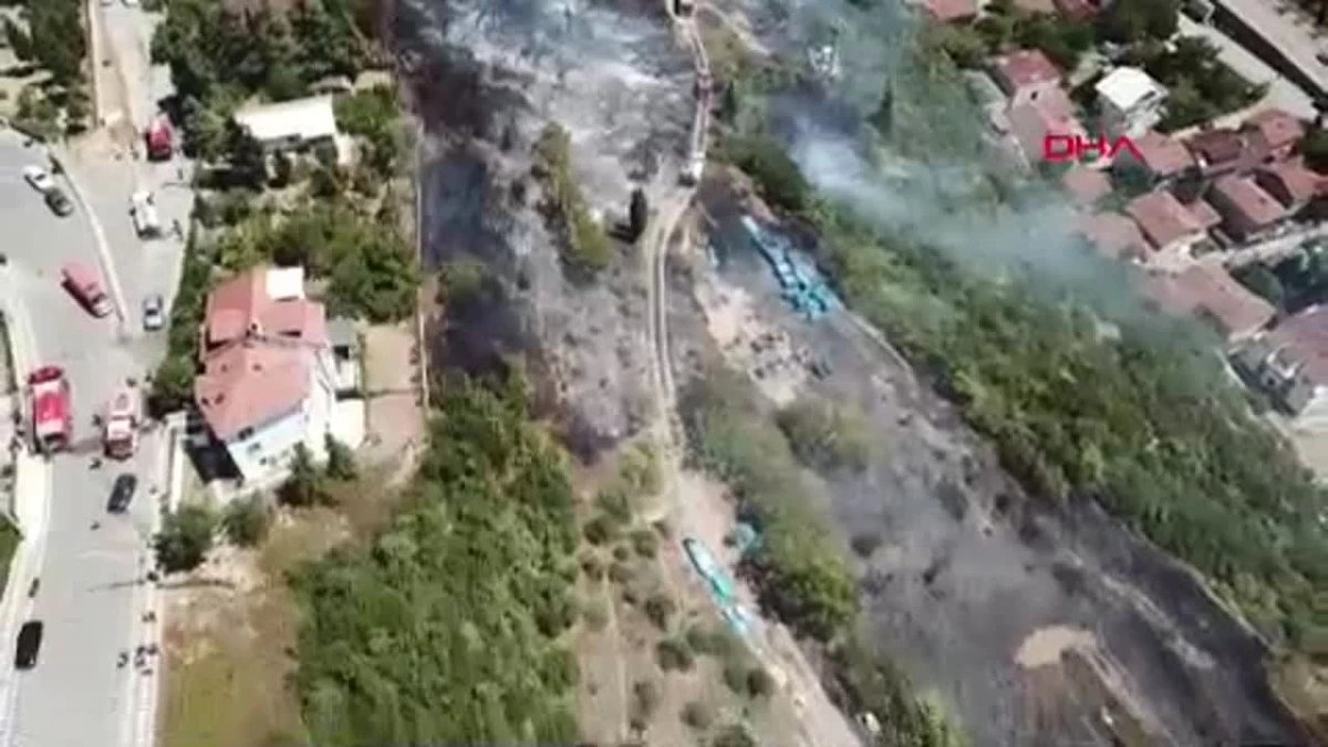 İzmit'te Evlere Sıçramadan Yangın Kontrol Altına Alındı