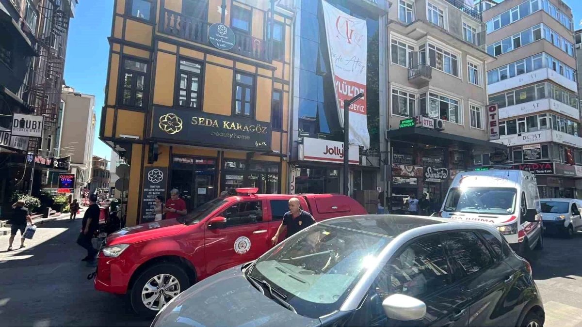 İzmit'te güzellik merkezinde solaryum cihazında çıkan yangın paniğe neden oldu