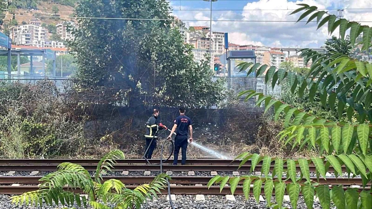 İzmit'te Hızlı Tren Raylarında Yangın Çıktı