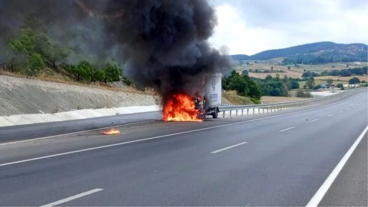 İzmit'te Kamyonet Alevlere Teslim Oldu