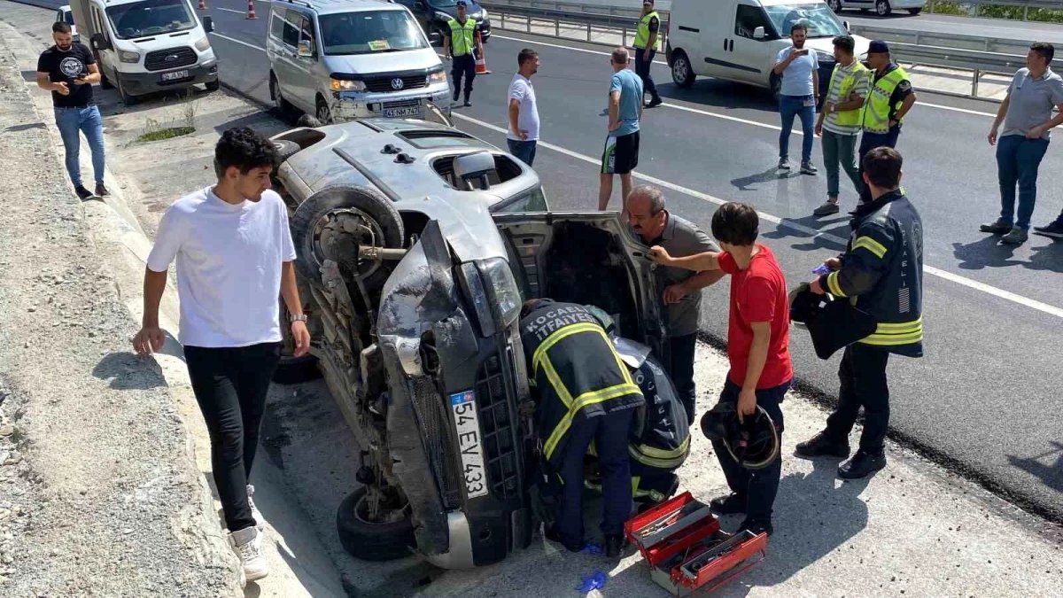 İzmit'te Kontrolden Çıkan Araçta 2 Kişi Yaralandı