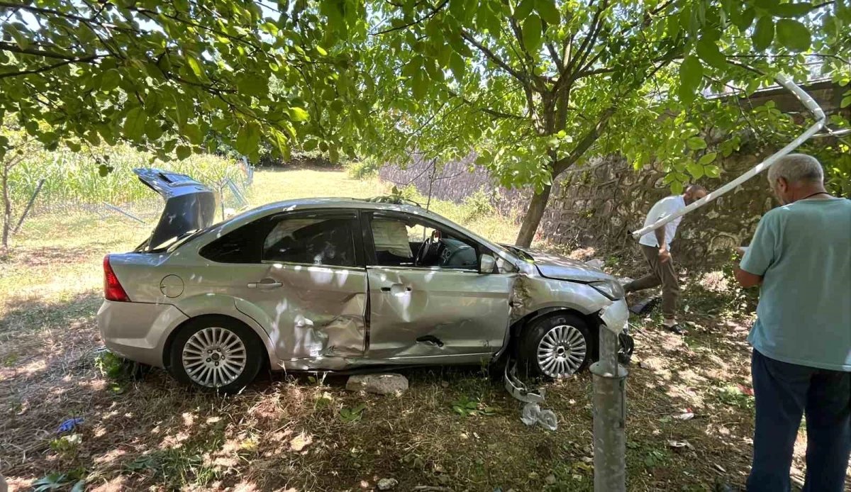 İzmit'te Otomobil Duvardan Bahçeye Uçtu