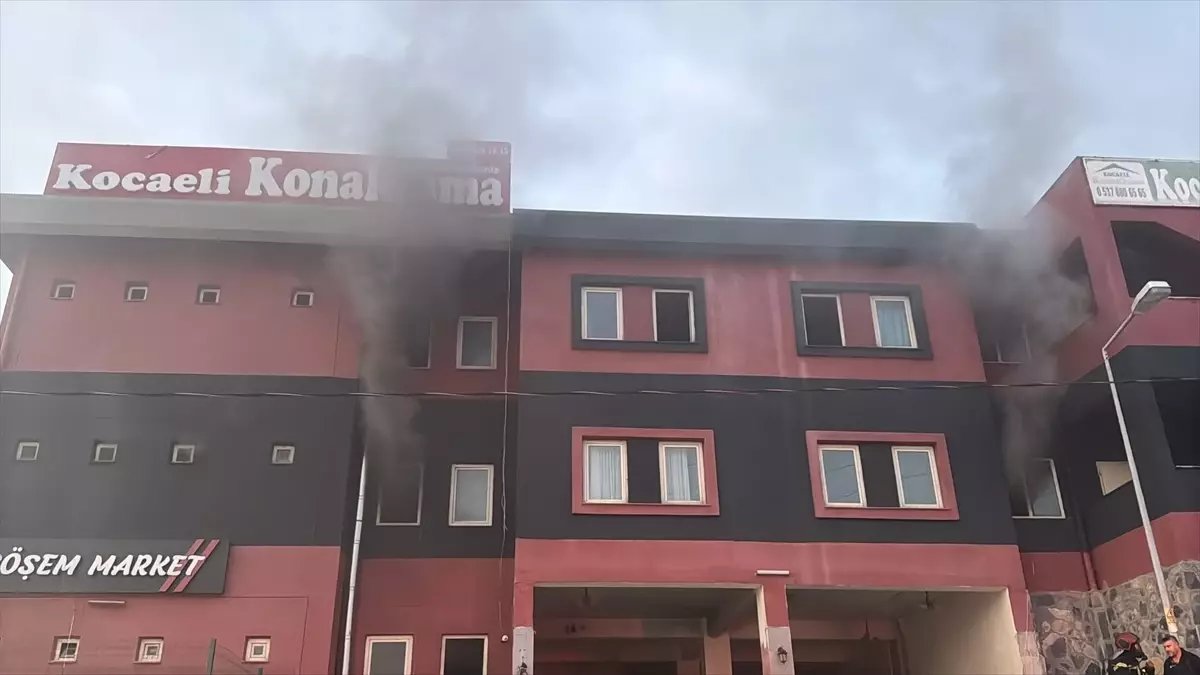 İzmit'te Pansiyonda Çıkan Yangında 3 Kişi Hastaneye Kaldırıldı
