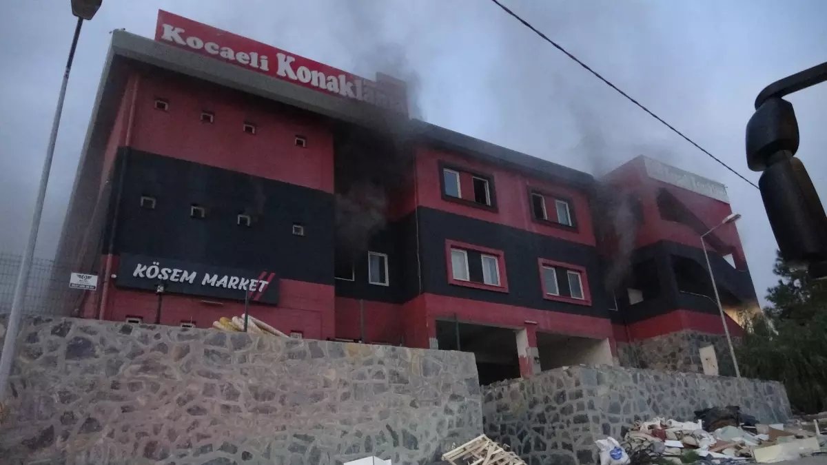 İzmit'te Pansiyonda Yangın: 3 Kişi Dumandan Etkilendi