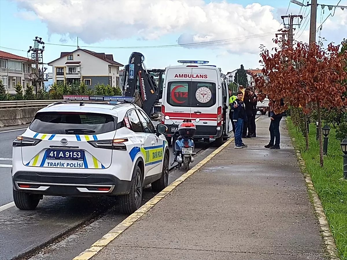 Karamürsel'de Motosiklet Devrildi: 2 Yaralı