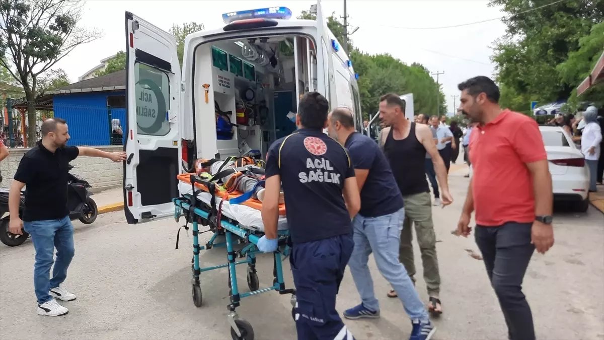 Kartepe'de Otomobilin Çarptığı Bisikletli Çocuk Ağır Yaralandı