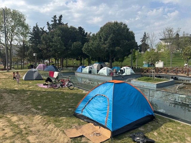 DEPREMİN ARDINDAN İSTANBUL'DA PARKLAR GEÇİCİ SIĞINAK OLDU