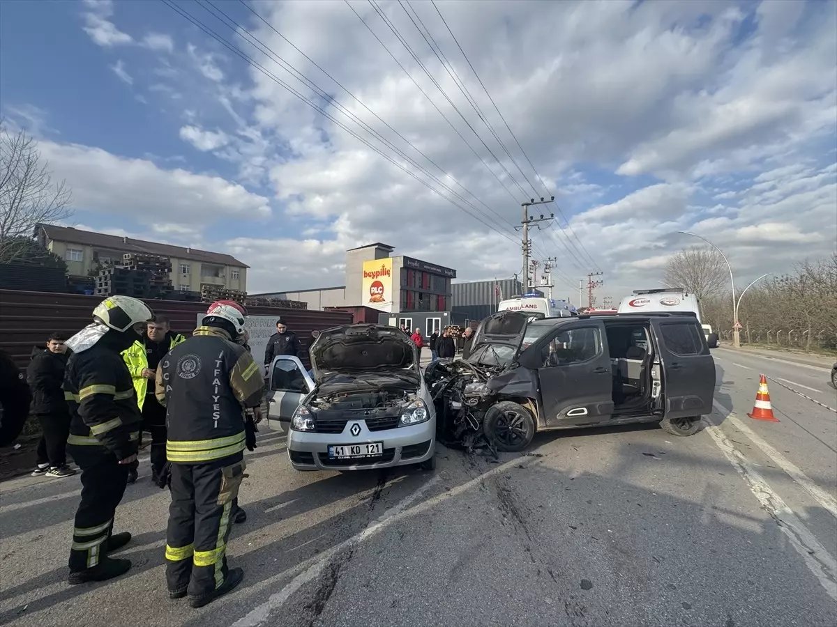 Kocaeli Başiskele'de Trafik Kazası: 3 Yaralı