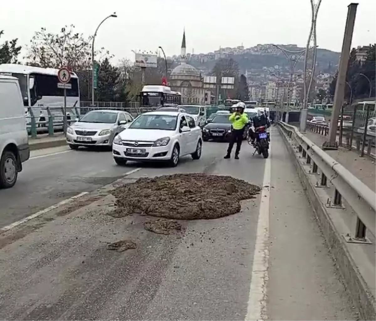 Kocaeli D100 Karayolu'nda Çamur Trafiği Aksattı, Sürücüye Ceza