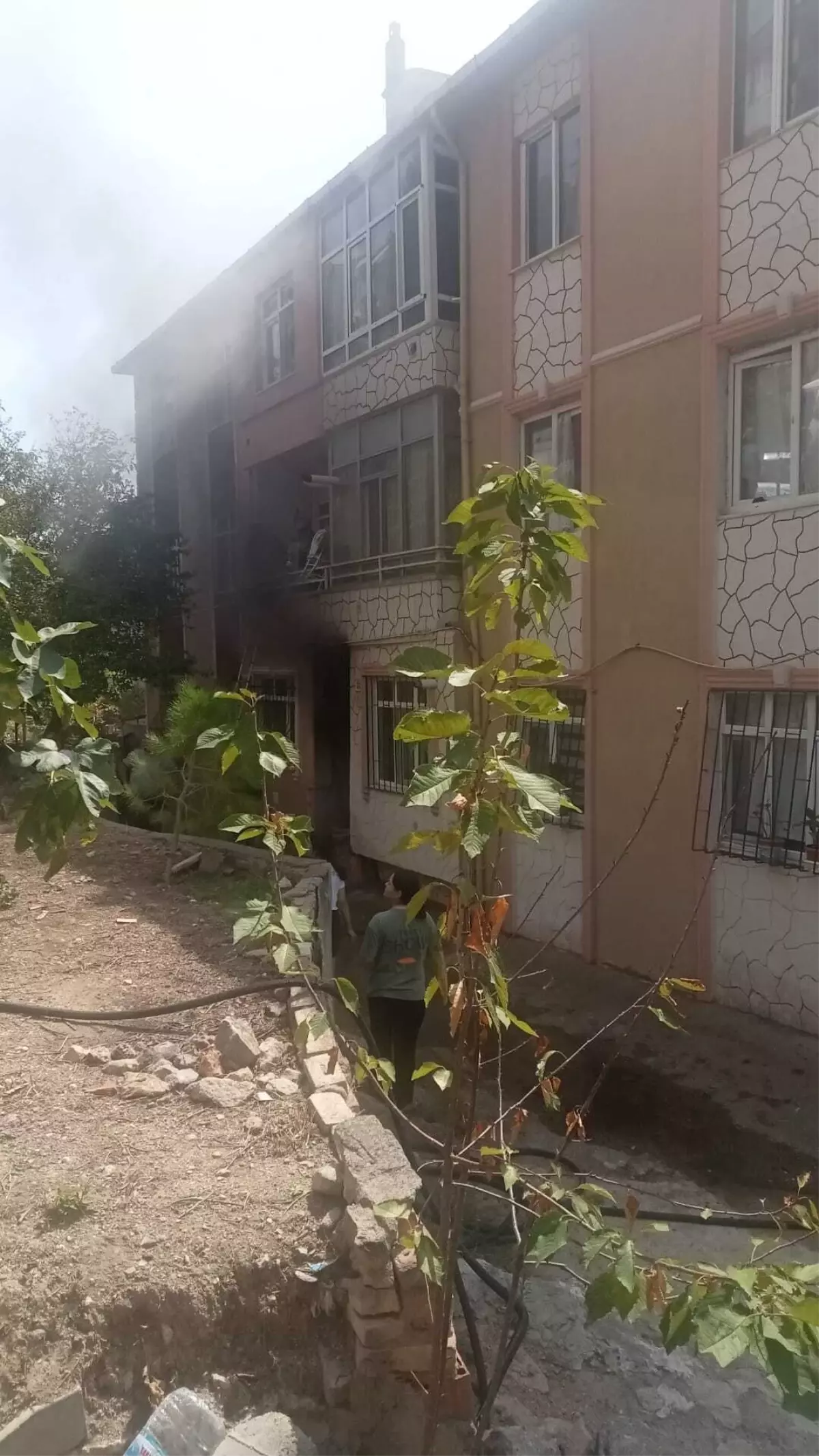 Kocaeli'de 3 Katlı Binada Yangın Çıktı, 3 Kişi Dumandan Etkilendi
