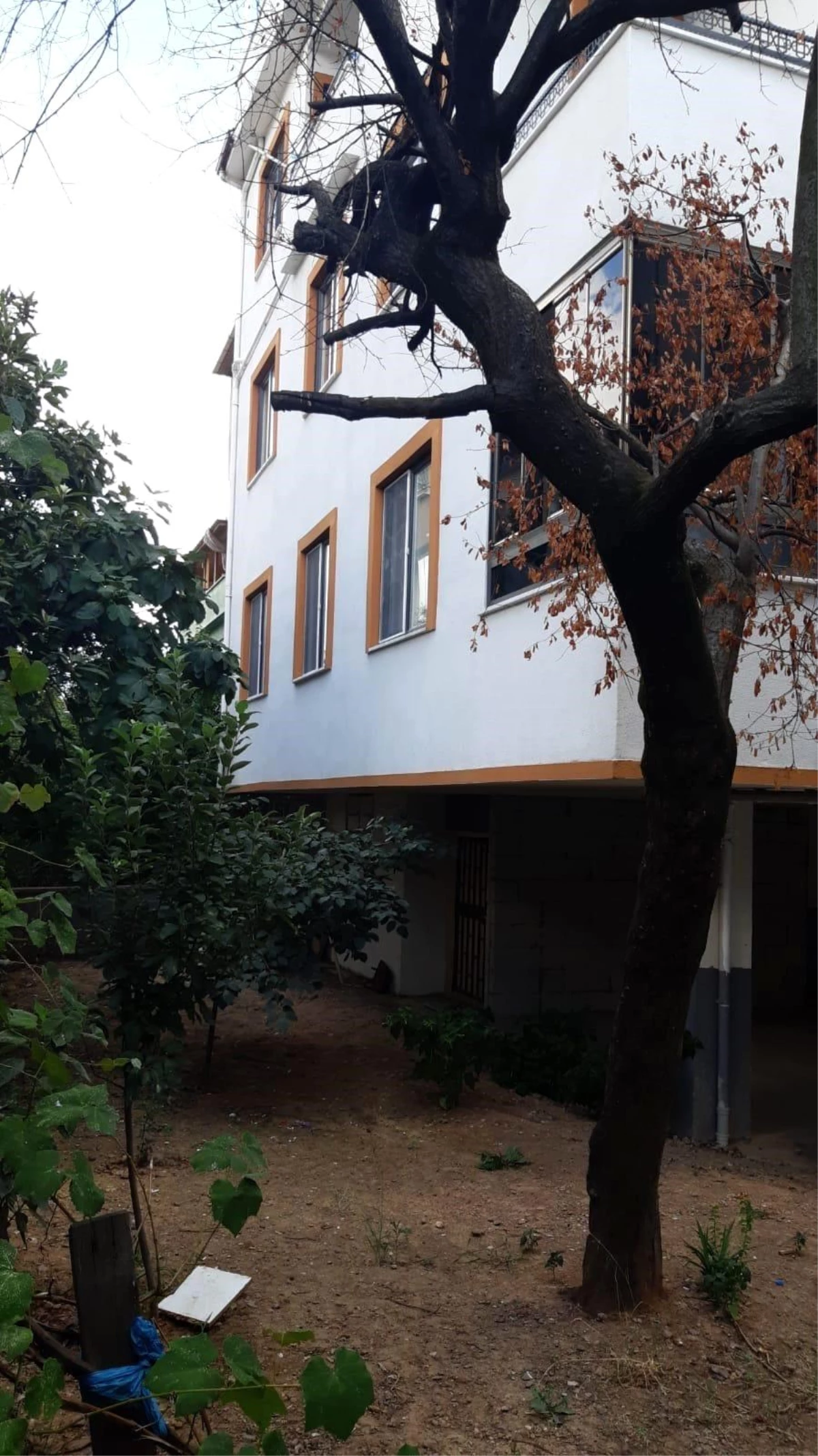 Kocaeli'de 3. kattan düşen 15 yaşındaki kız ağır yaralandı