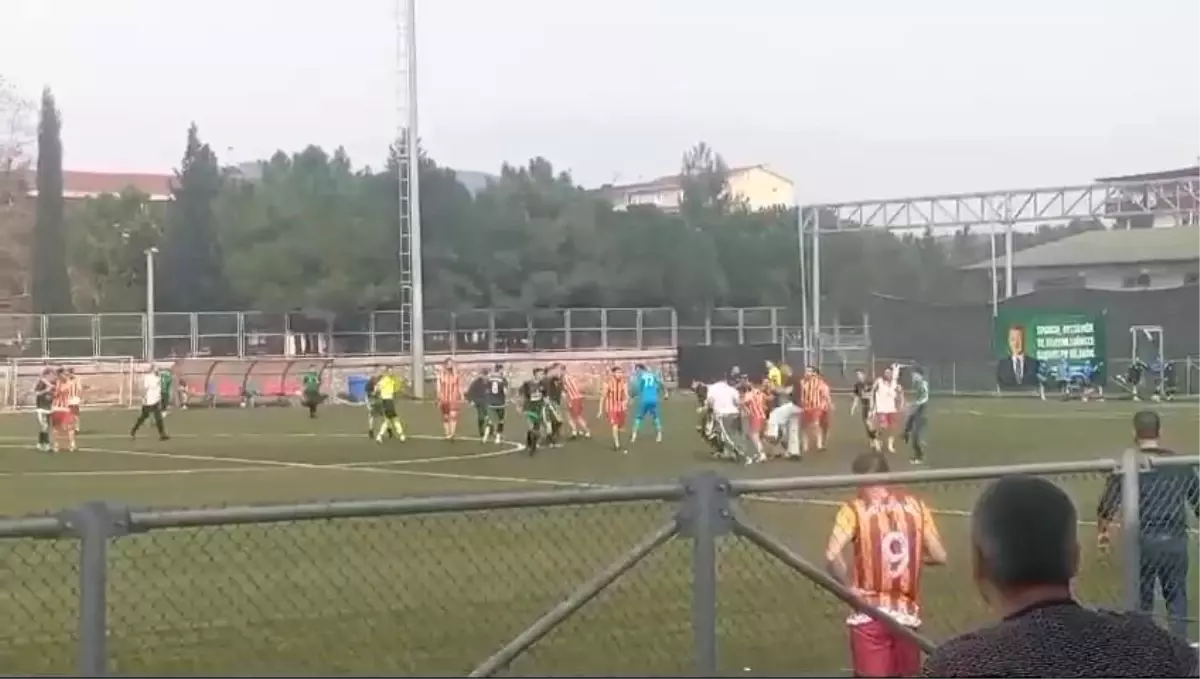 Kocaeli'de Amatör Futbol Maçında Saha Savaş Alanına Döndü