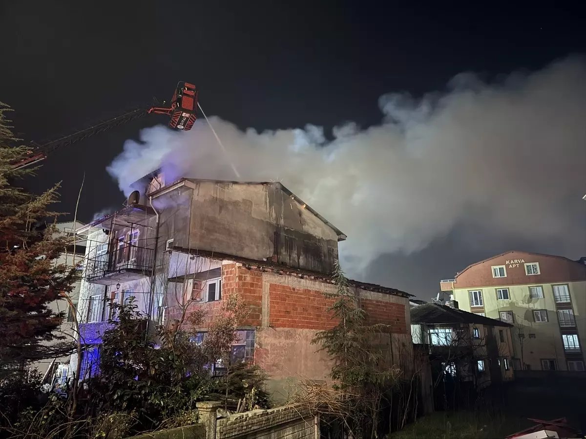 Kocaeli'de Apartmanın Çatısında Yangın Çıktı