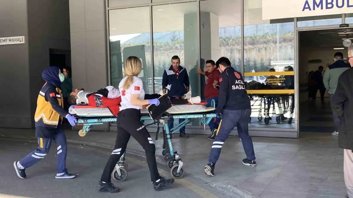 Kocaeli'de Balkondan Düşen Genç Adam Yaralandı