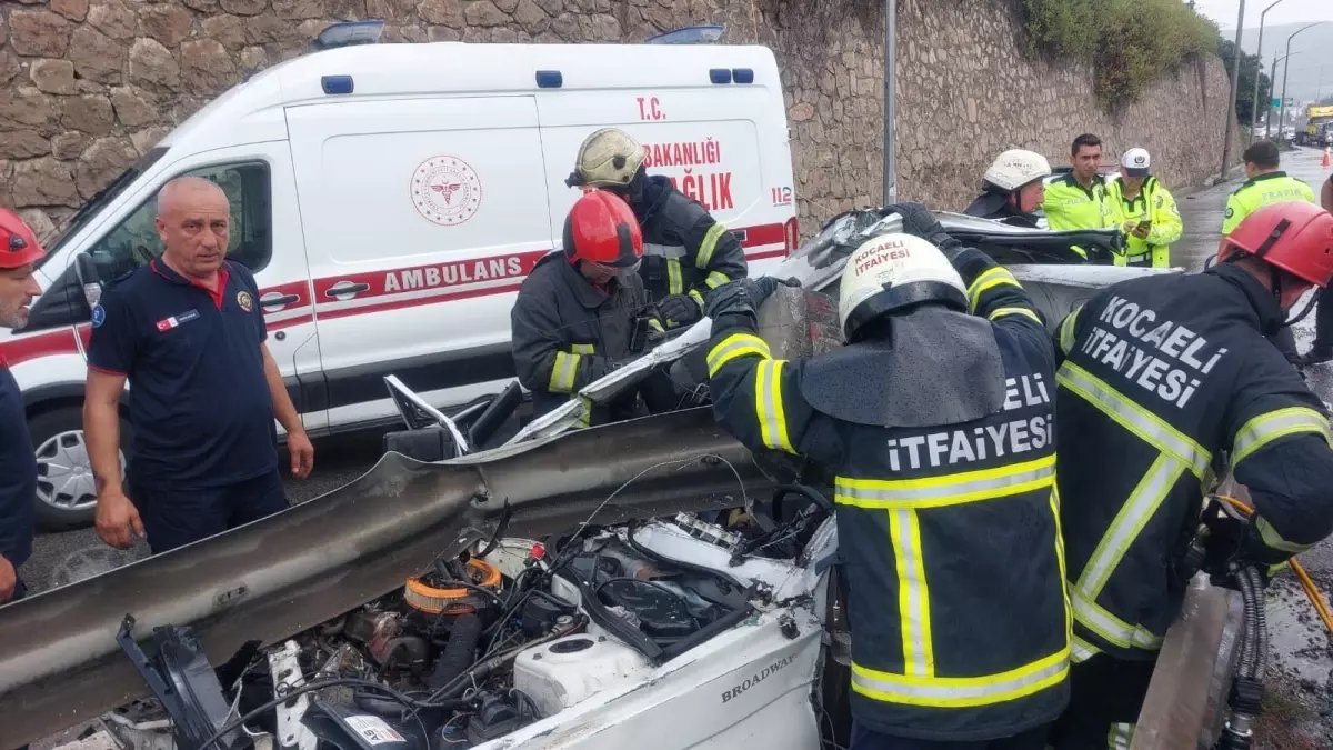 Kocaeli'de Bariyerlere Çarpan Otomobil Kazası: 1 Ölü, 2 Yaralı