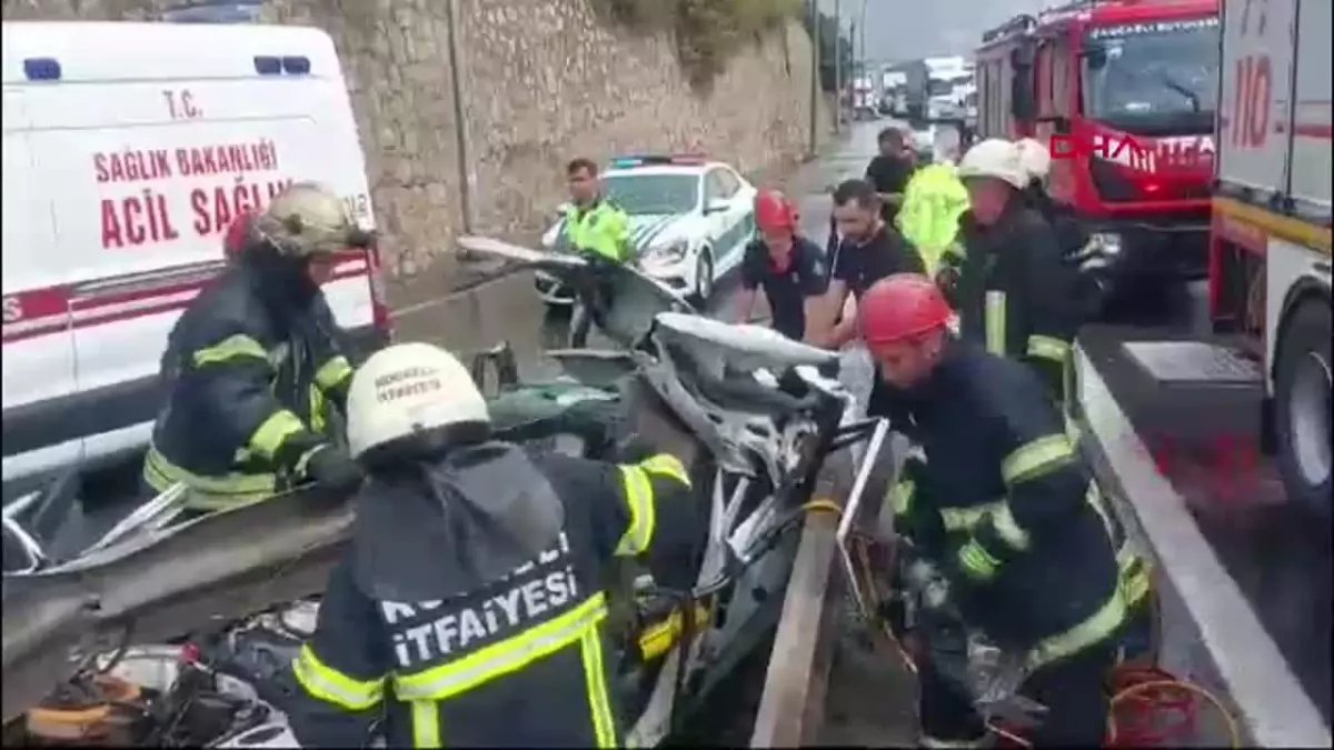 Kocaeli'de Bariyerlere Çarpan Otomobilin Sürücüsü Hayatını Kaybetti