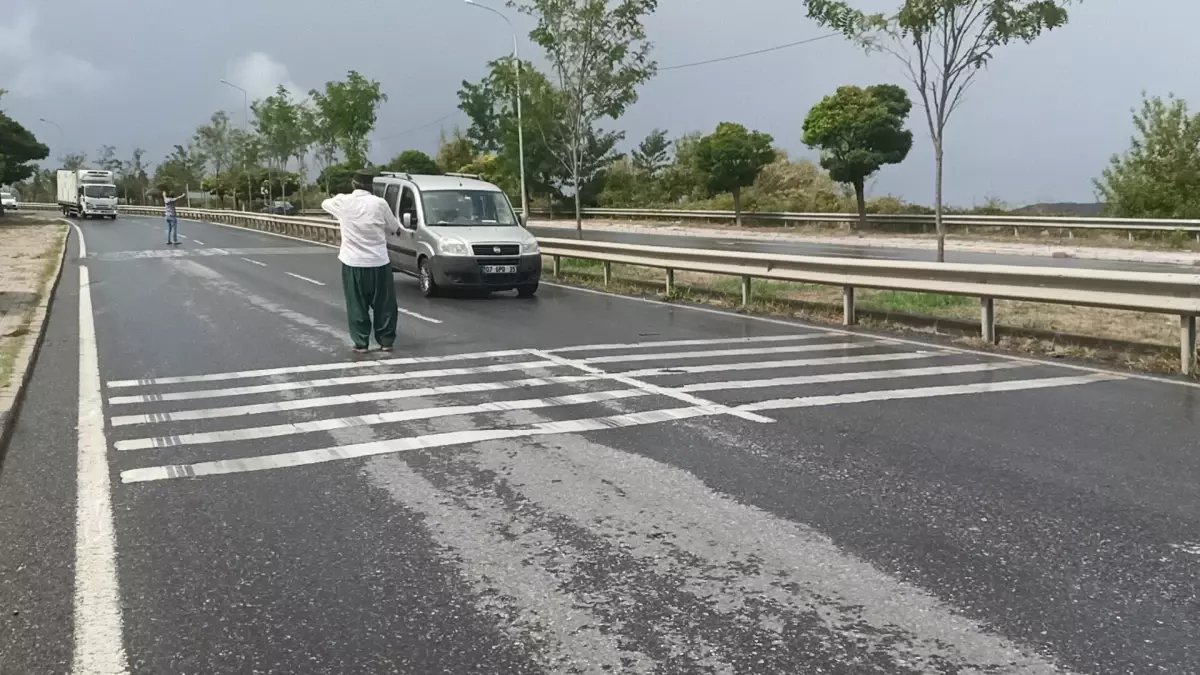Kocaeli'de Çekici Devrildi, Sürücü Yaralandı