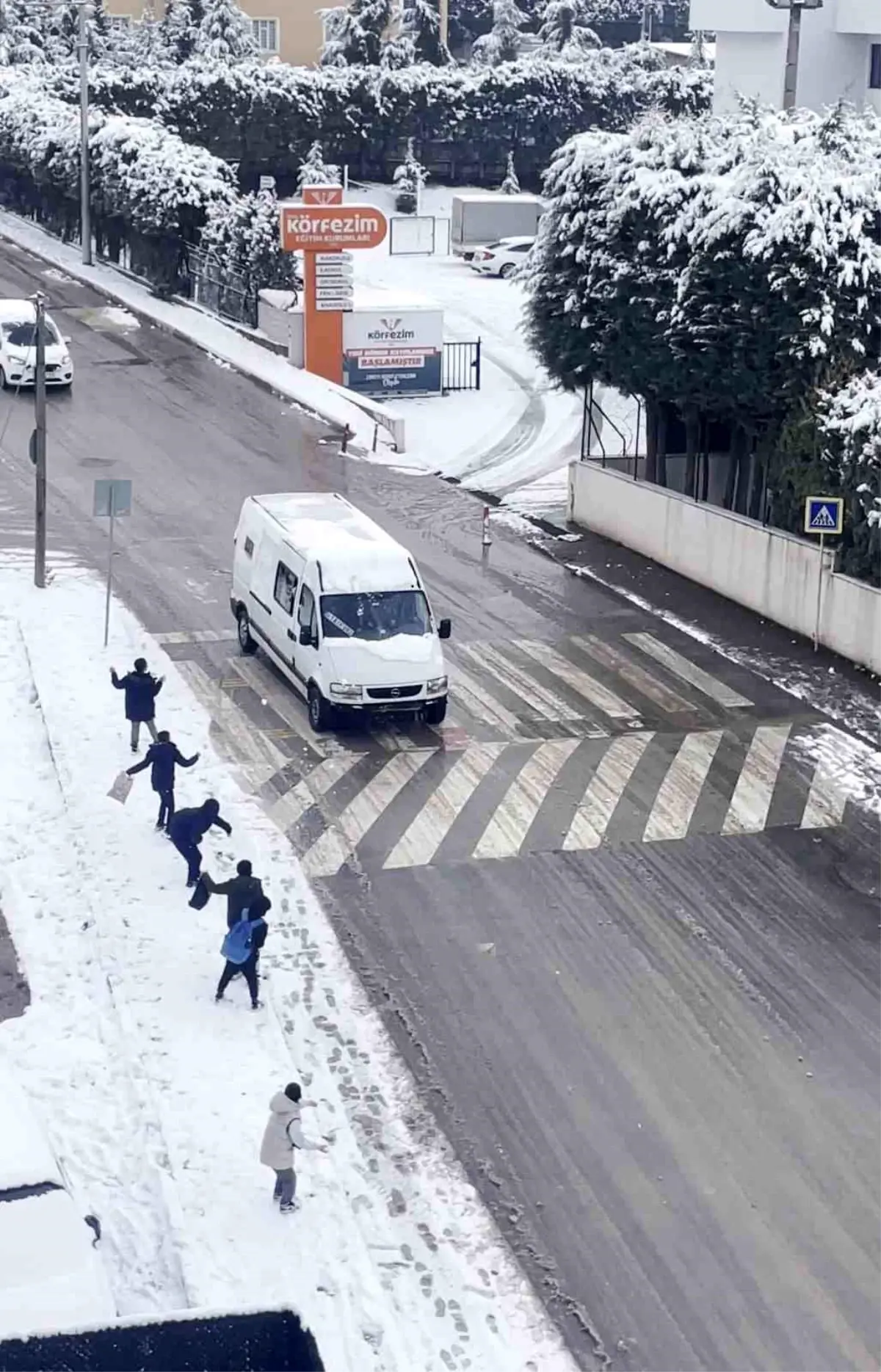 Kocaeli'de Çocuklardan Kar Topu Savaşı