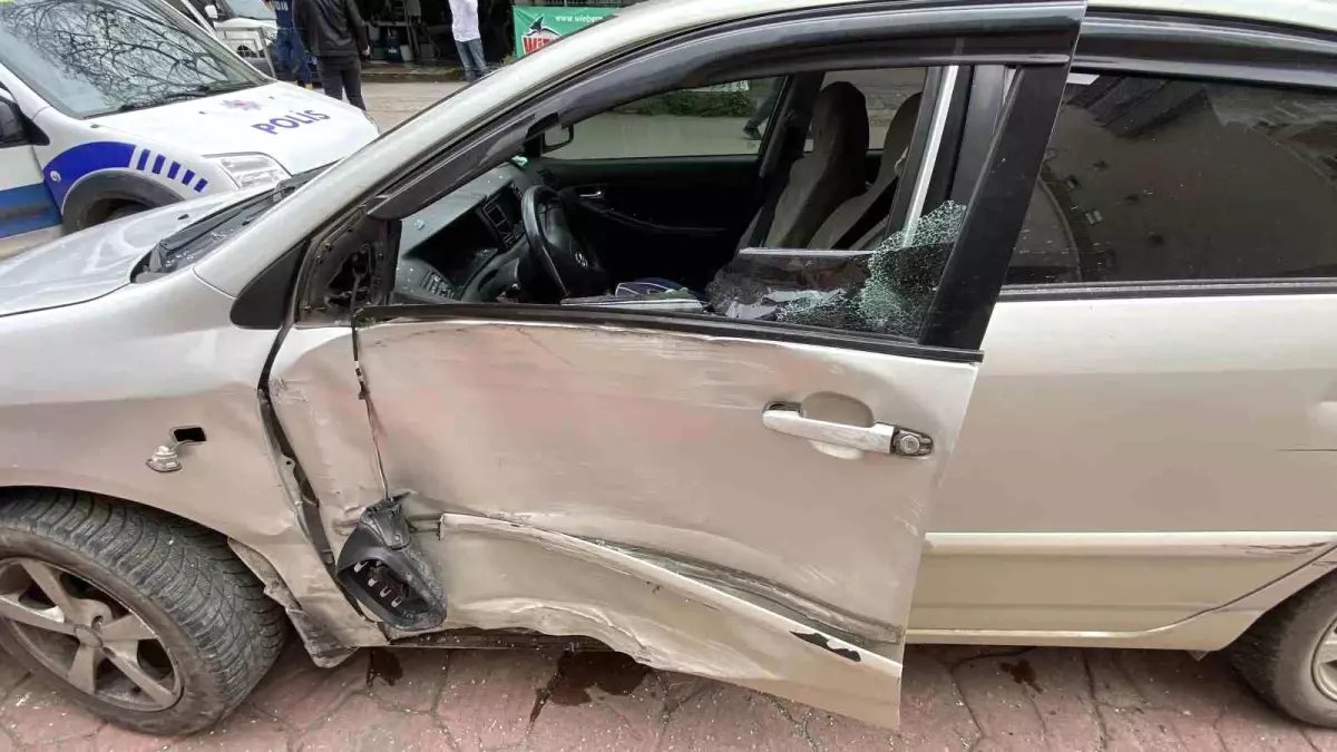 Kocaeli'de Freni Tutmayan Otomobil Park Halindeki Araca Çarptı: 2 Yaralı