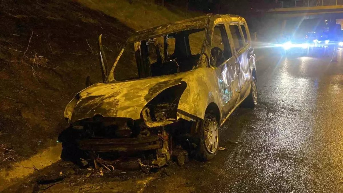 Kocaeli'de Hafif Ticari Araç Yangını: Araç Kullanılamaz Hale Geldi