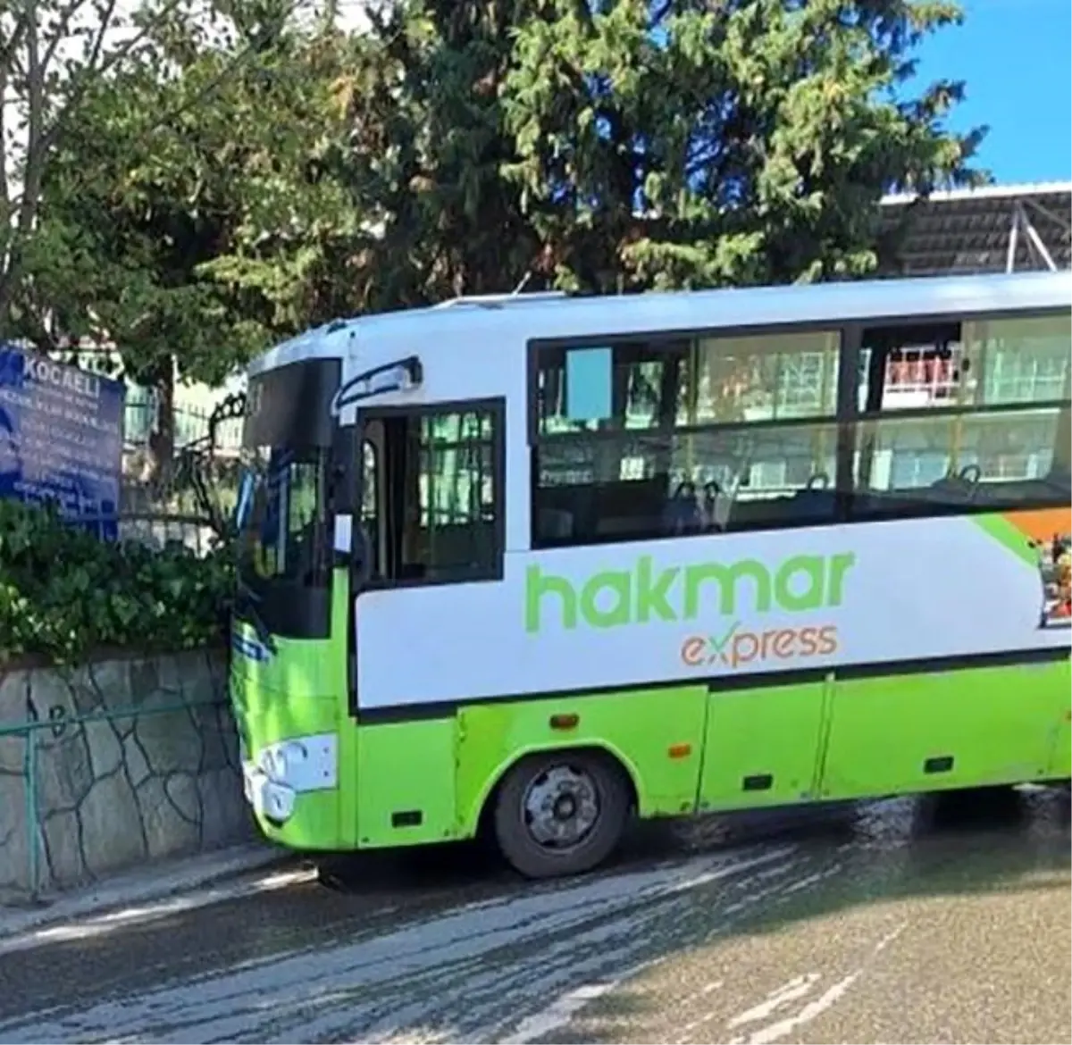 Kocaeli'de Halk Otobüsü Duvara Çarptı: Yaralı Yok