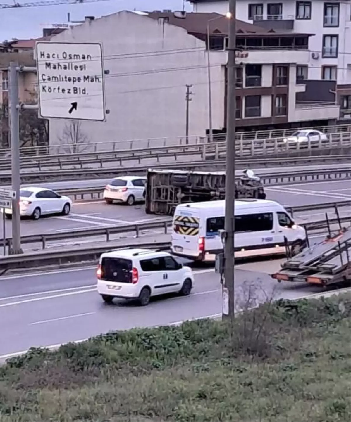 Kocaeli'de Hurda Yüklü Kamyonet Devrildi, Trafik Durdu