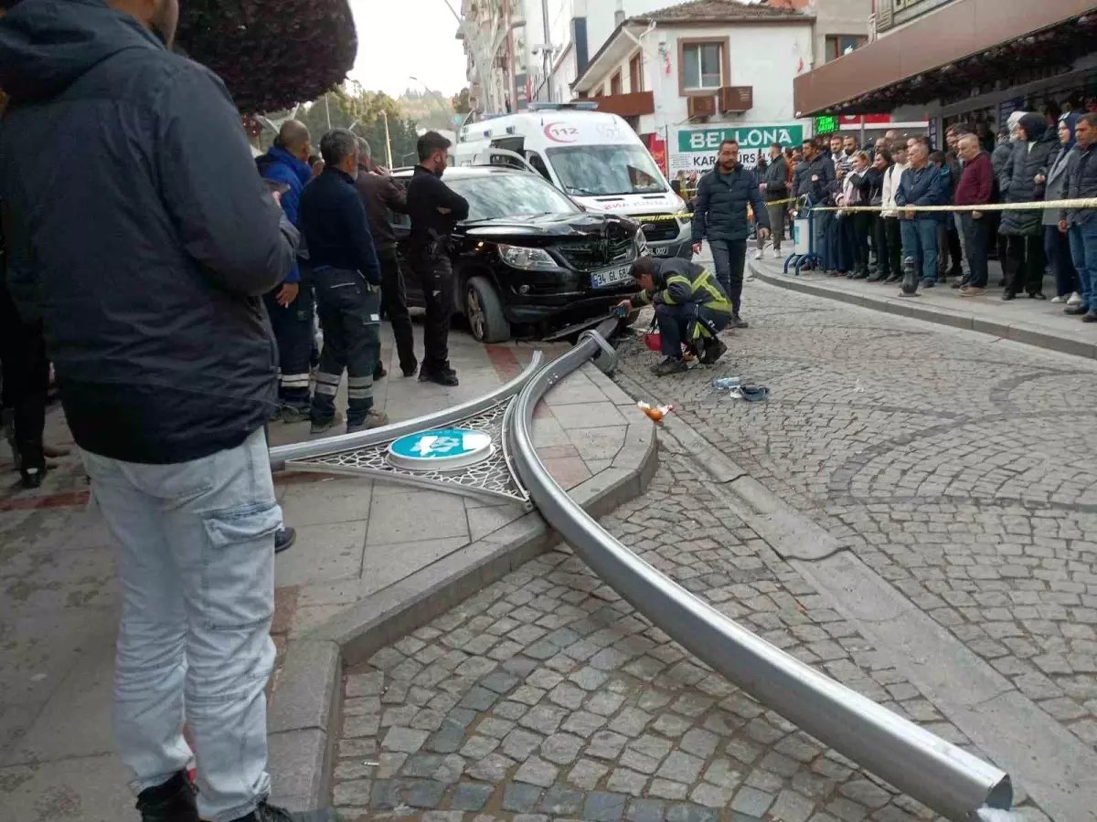 Kocaeli'de Kontrolden Çıkan Araç Aydınlatma Direğini Devirip Yayaların Üzerine Düşürdü
