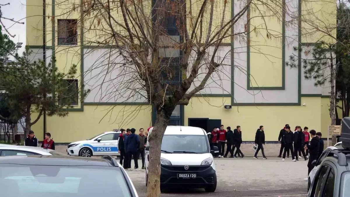 Kocaeli'de Lisede Tartışma: Bir Öğrenci Tornavida ile Yaralandı