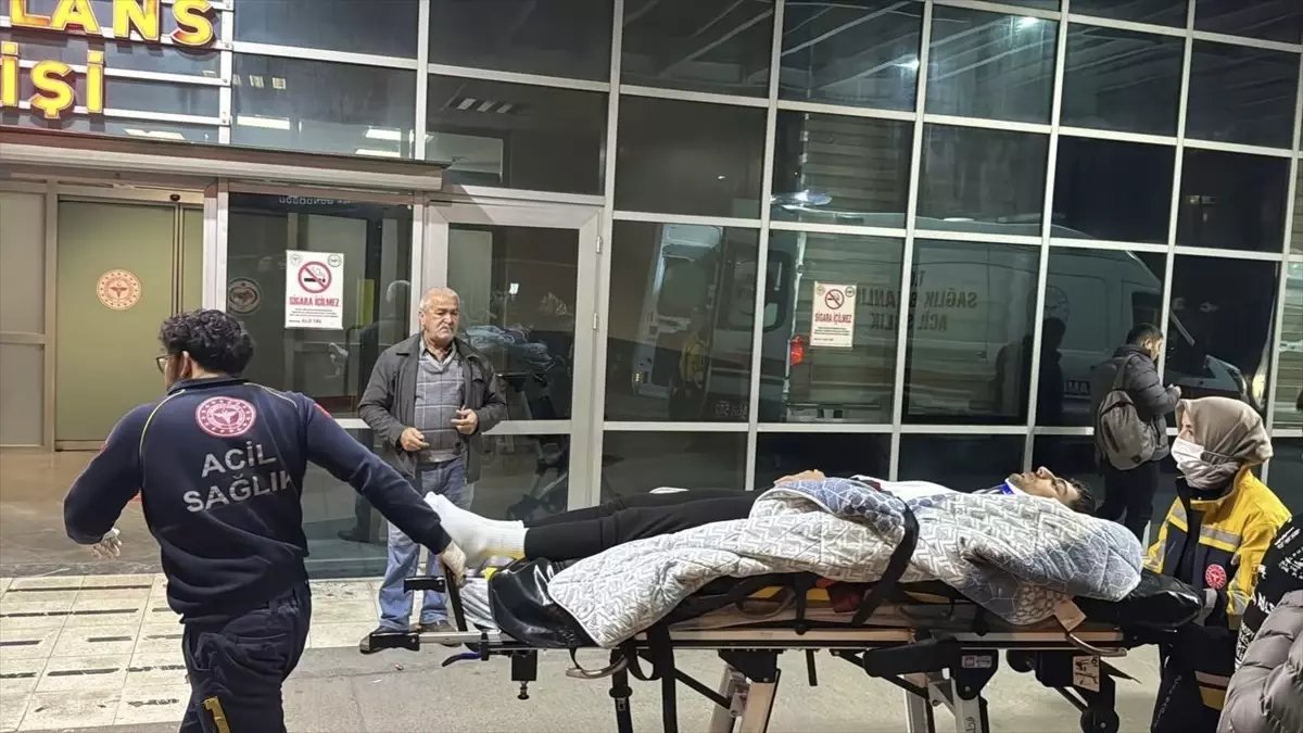 Kocaeli'de Merdivenden Düşen Genç Hastaneye Kaldırıldı