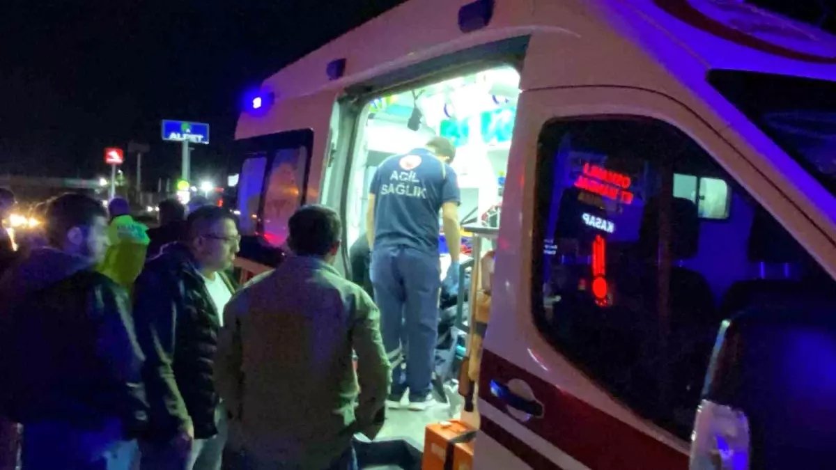 Kocaeli'de Motosiklet Kazası: Yaya ve Sürücü Ağır Yaralandı