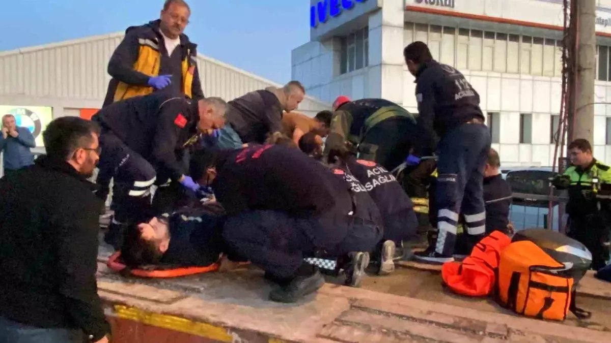 Kocaeli'de Motosiklet Tırla Bariyer Arasına Sıkıştı: 2 Yaralı