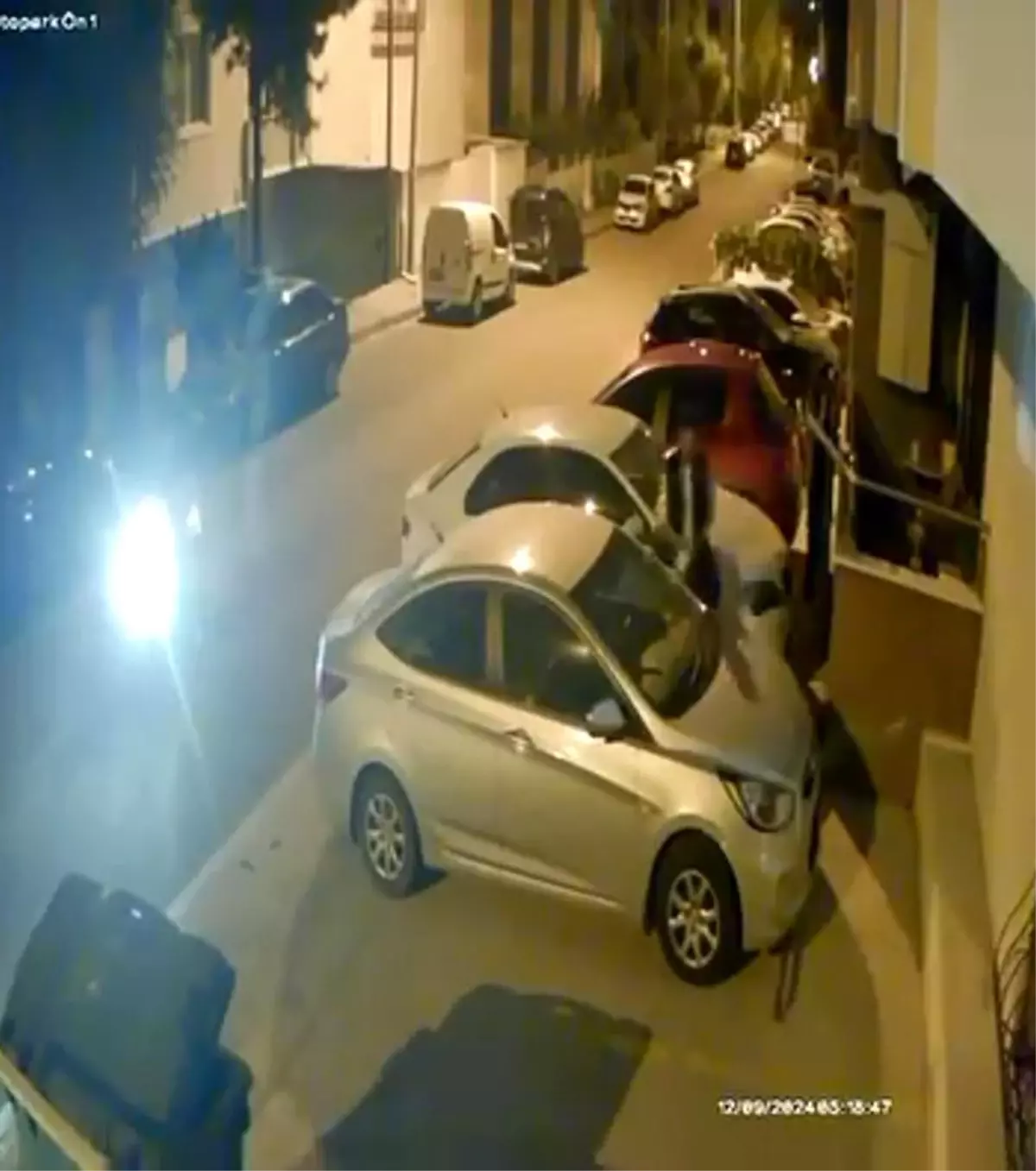 Kocaeli'de Motosikletli Hırsızlar Balkondaki Kıyafetleri Çaldı