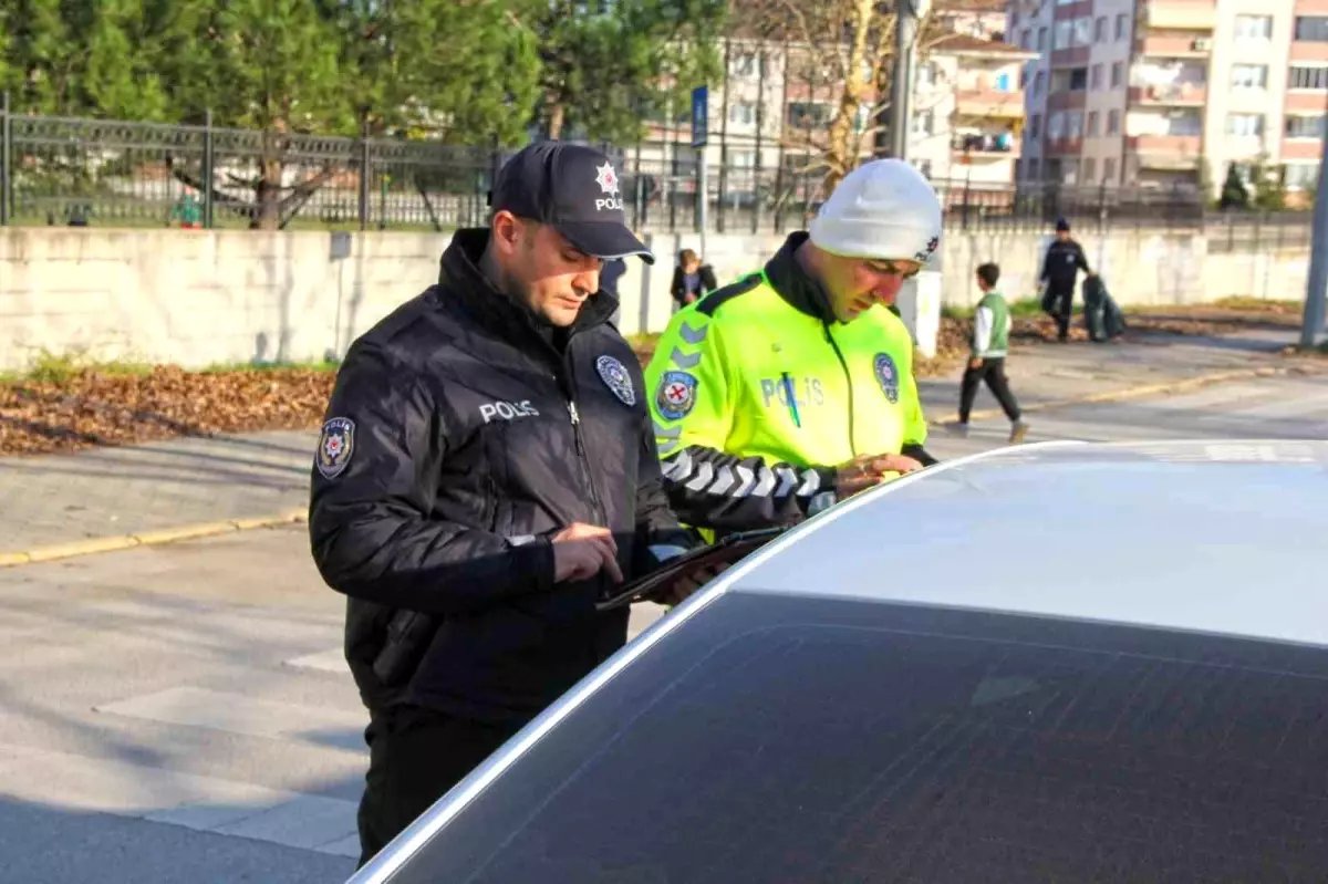 Kocaeli'de Okul Çevresinde Uyuşturucu Denetimi: 4,1 Gram Esrar Ele Geçirildi