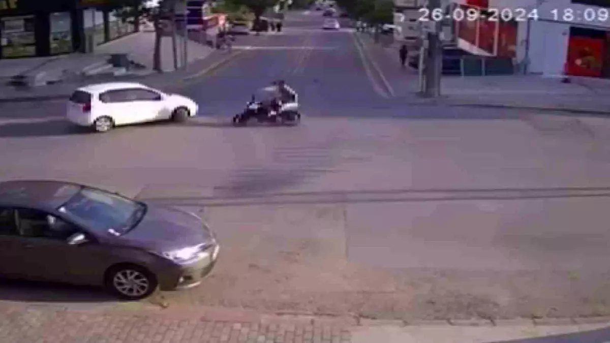 Kocaeli'de Otomobil ile Motosiklet Çarpıştı: 2 Yaralı