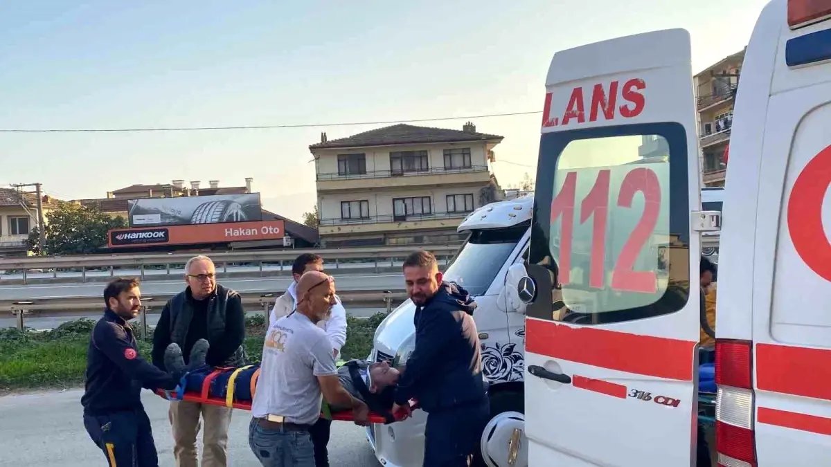 Kocaeli'de Otomobil-Kamyonet Çarpıştı: 1'i Ağır 2 Yaralı