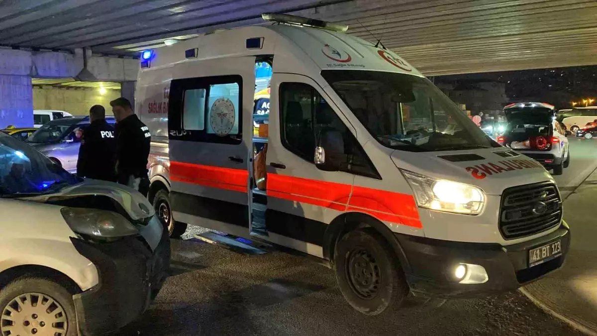 Kocaeli'de Otomobile Çarpan Hafif Ticari Araçta Sürücü Yaralandı