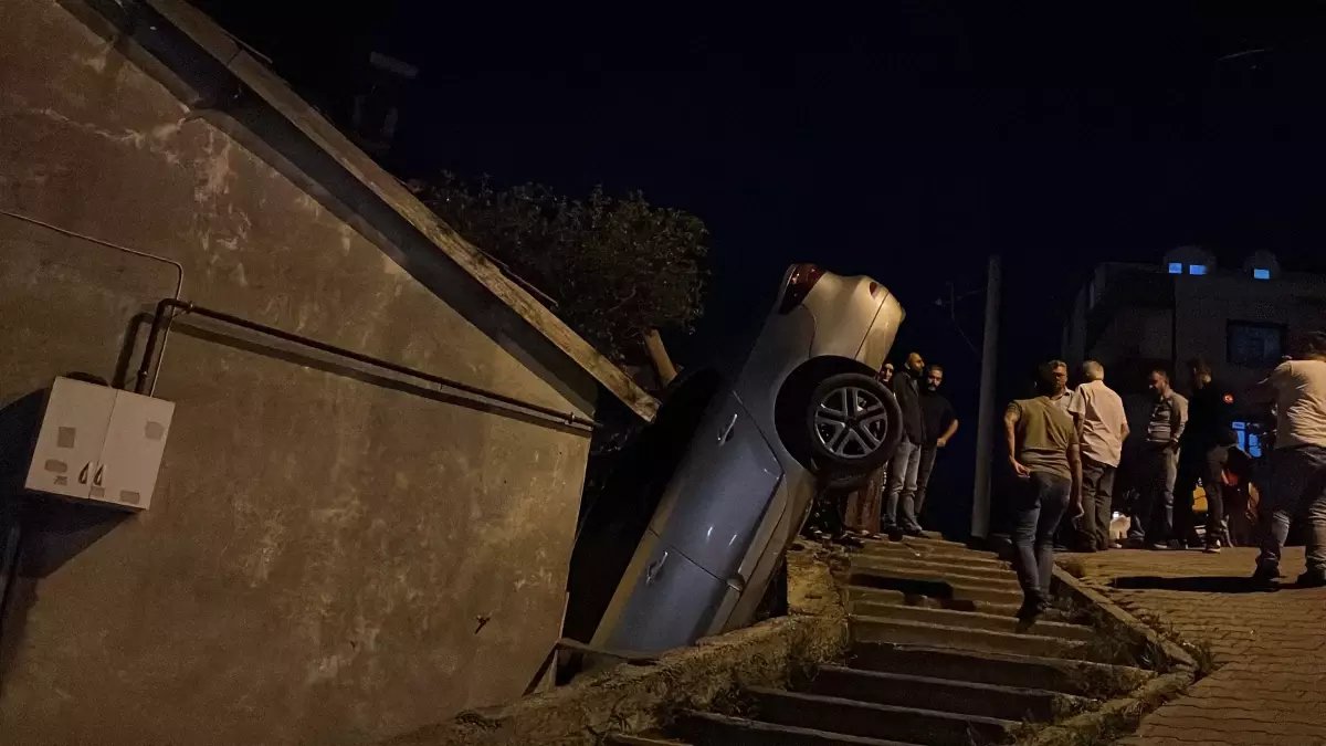 Kocaeli'de Park Halindeki Otomobil Kendiliğinden Hareket Etti