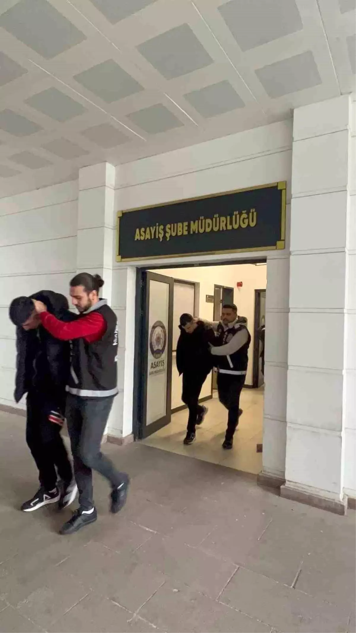 Kocaeli'de Sahte Polisler 6 Milyon TL Dolandırdı